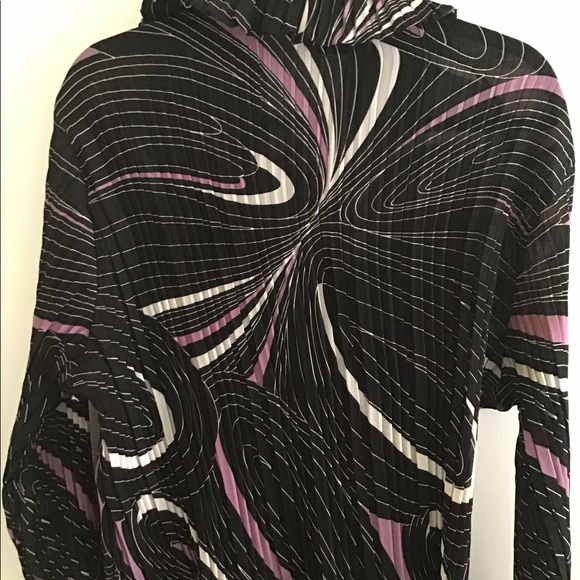 Very cute long bell sleeve blouse. W/lace up front - Picture 2 of 3